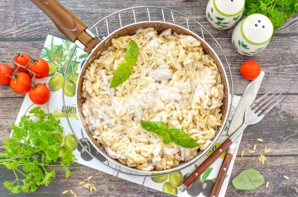 Паста орзо з куркою у вершковому соусі