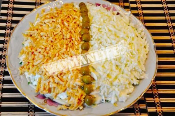 Багатошаровий салат з печерицями, куркою і чорносливом