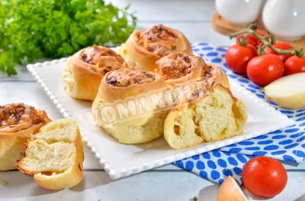 Булочки з цибулею та сиром