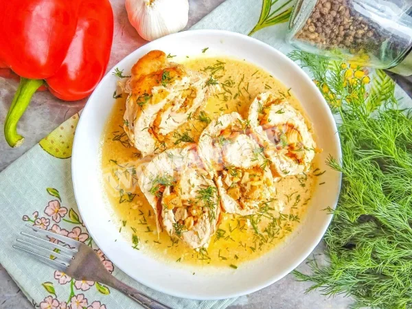 Курячі рулетики в вершках на сковороді з грибами