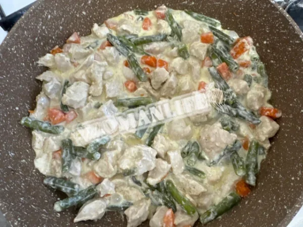 Тушкована курка з овочами у вершковому соусі