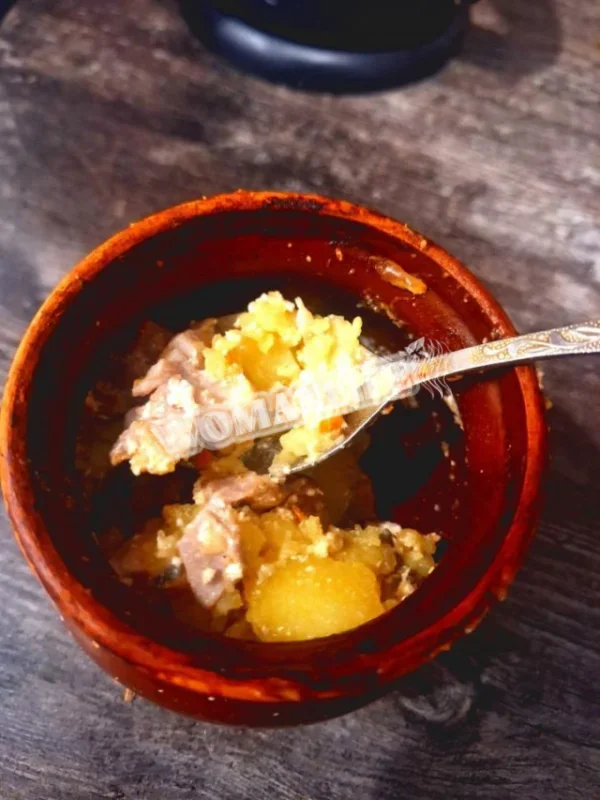 Мясо в горшочках, с шампиньонами в сливках