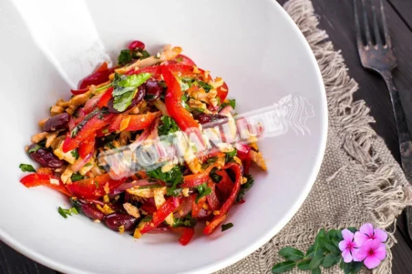 Салат кавказький з куркою і квасолею