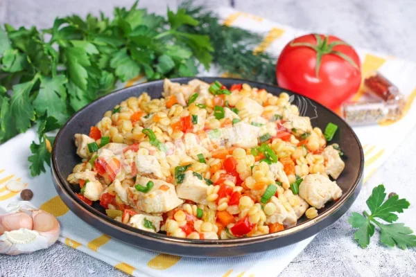 Птіти з овочами і куркою на сковороді