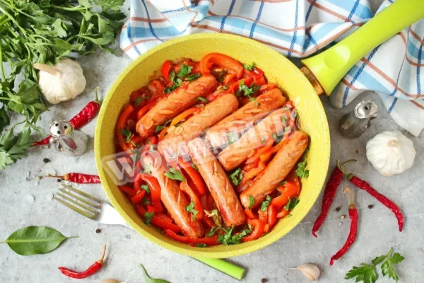 Сосиски з овочами на сковороді