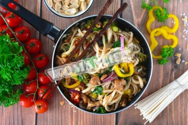 Локшина з куркою та овочами в соусі