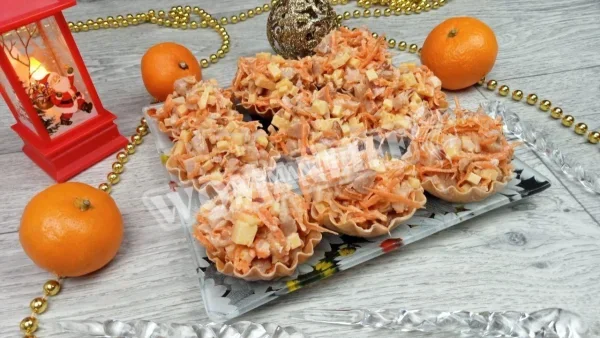 Тарталетки з копченою куркою і морквою по-корейськи