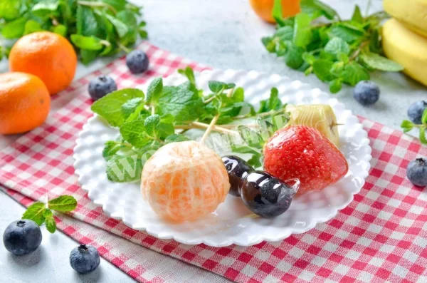 Фрукти в склянці з цукру