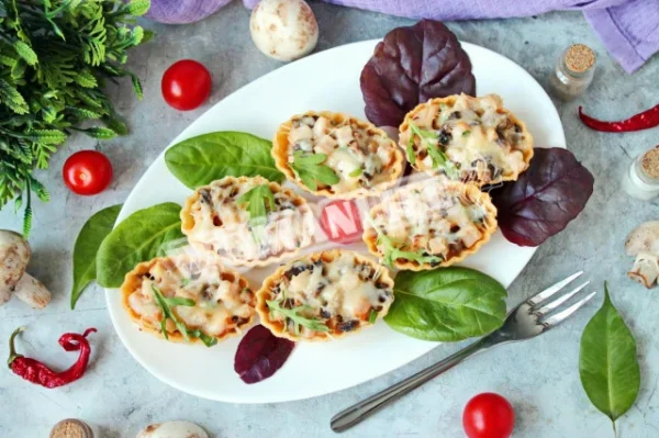 Тарталетки з копченою куркою і грибами
