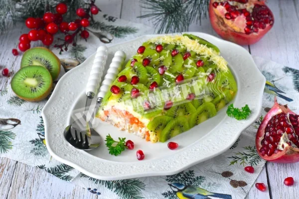 Новорічний салат Ялинка з ківі та куркою
