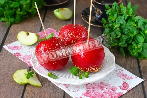 Яблуко в цукровому склі