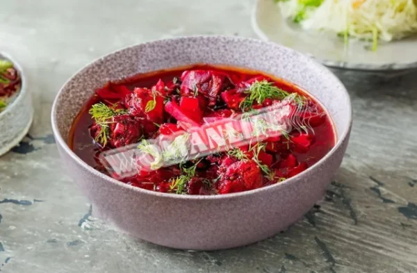 Класичний гарячий буряковий суп з куркою