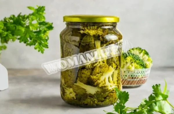 Брокколі з огірками, мариновані на зиму