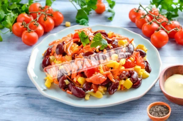 Салат з квасолі, кукурудзи, корейської моркви з грінками
