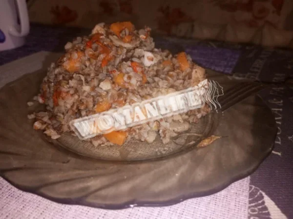 Гречка з м'ясом і грибами в казані на плиті
