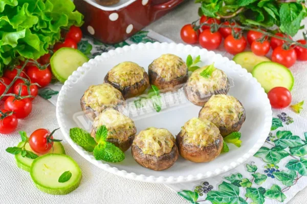 Печериці, фаршировані в духовці фаршем і сиром