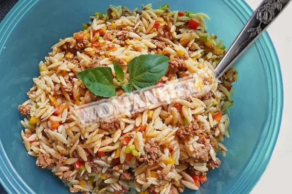 Салат з фаршем і пастою орзо