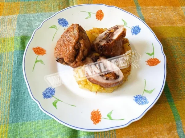 Курячі рулетики з курагою та чорносливом