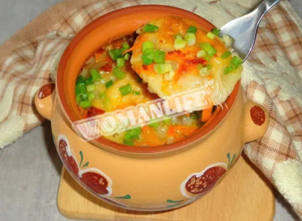 Пельмені, запечені в горщиках з сиром і овочами