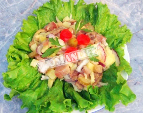 Закусочний салат з солоними огірками і оселедцем