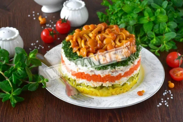 Салат «Грибний кошик» з опеньками і куркою