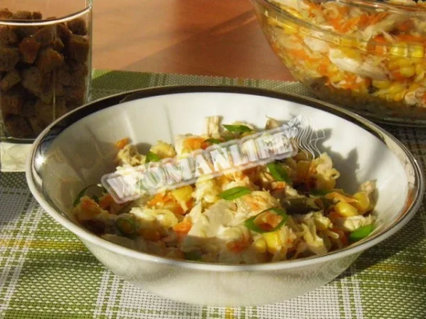 Салат з киріешкою, маринованими огірками та куркою