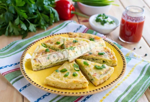 Заливний пиріг з цибулею на сковороді