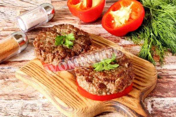 Біфштекс рубаний зі свинячого фаршу на сковороді