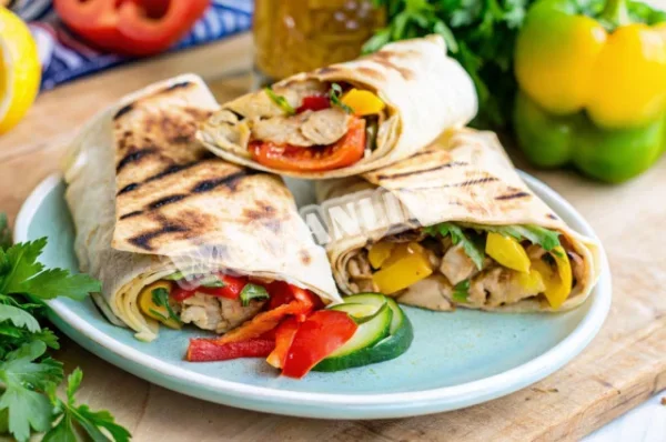 Шаурма з копченою куркою в лаваші