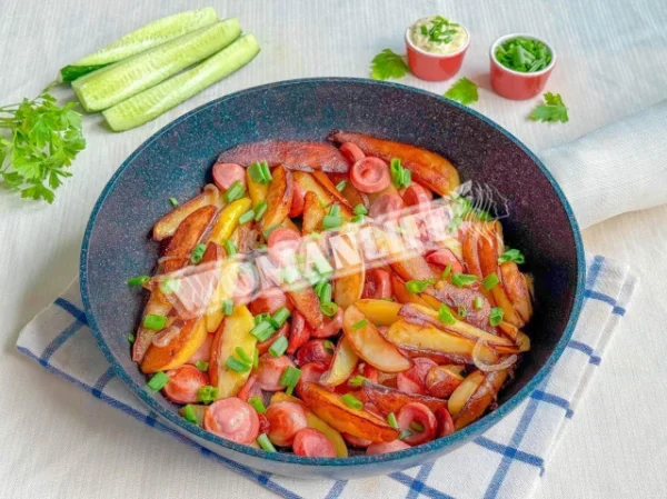 Смажена картопля з сосисками на сковороді