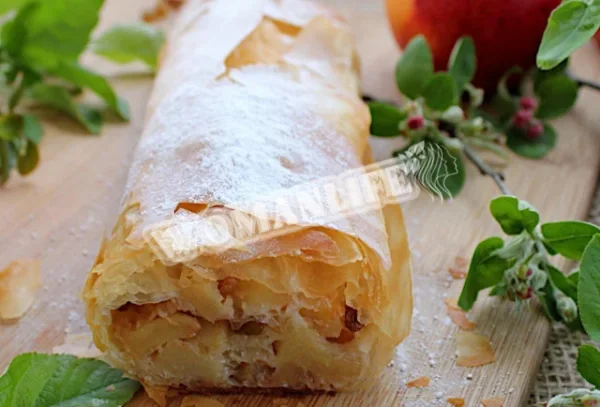 Яблучний штрудель з тіста філо з родзинками