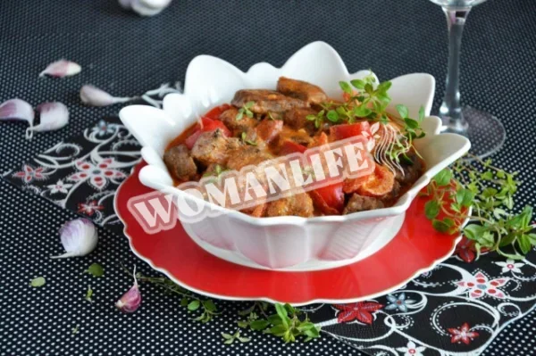 М'ясо в соусі на сковороді з овочами