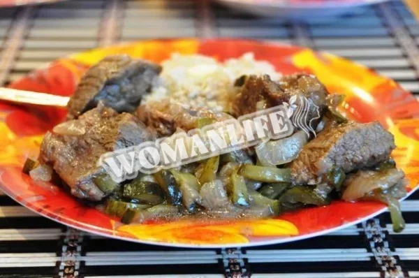 Яловичина тушкована з солоними огірками
