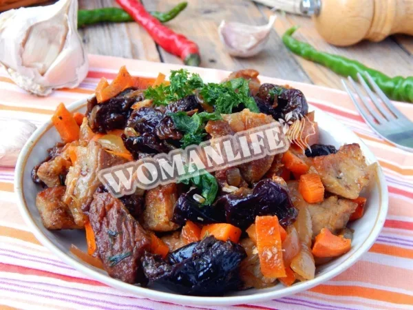 Яловичина з чорносливом в духовці