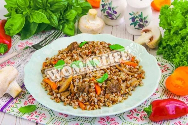 Гречка з м'ясом і грибами на сковороді