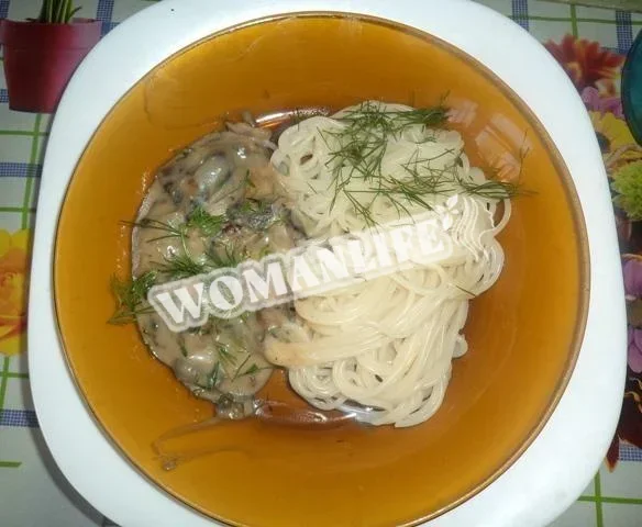 Гриби в соусі з цибулею