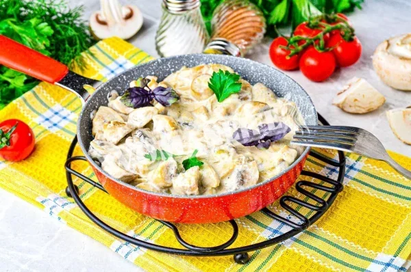 Гриби на сковороді зі сметаною і сиром