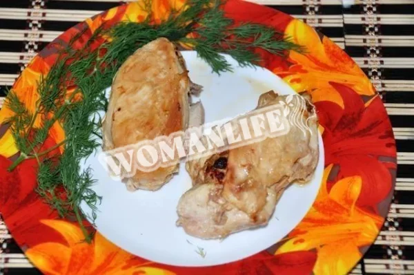 Куряча грудка, фарширована фаршем і соусом