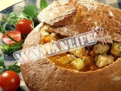 Чеський суп-гуляш в хлібі