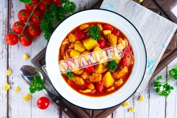 Курячий гуляш з томатним соусом на сковороді