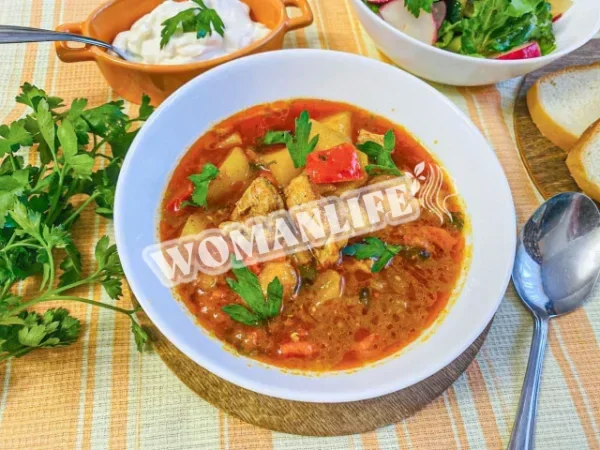 М'ясний гуляш з підливою зі свинини