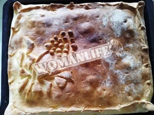Дріжджовий пиріг з м'ясом і рисом