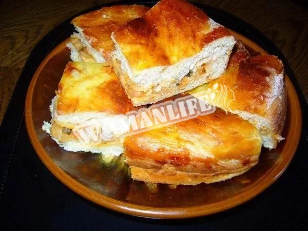Дріжджові пиріжки з м'ясом, капустою та грибами