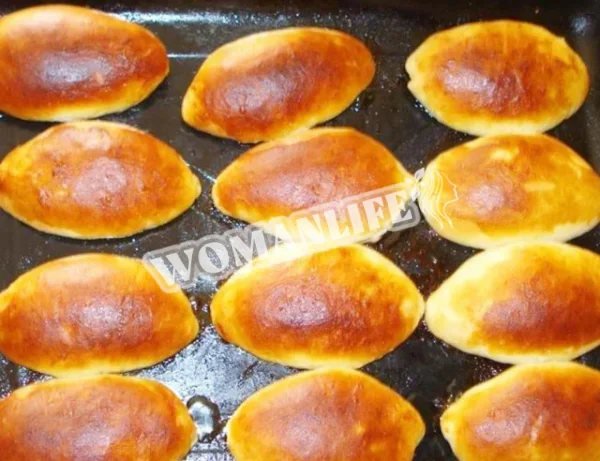Дріжджові пиріжки з яблуками в духовці