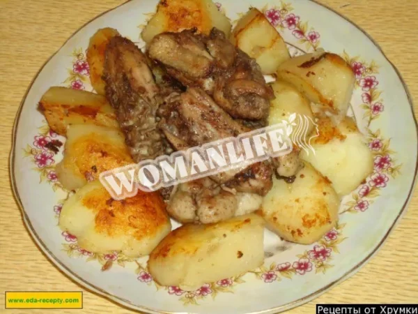 Смажена курка на сковороді з картоплею
