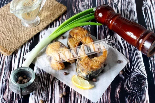 Скумбрія смажена на сковороді
