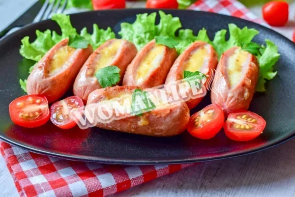 Смажені сосиски з сиром на сковороді