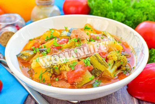 Овочеве рагу з м'ясом, кабачками та картоплею