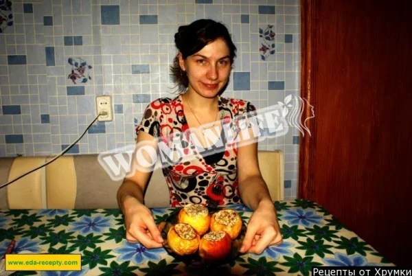 Запечені яблука з сиром, маком і горіхами в духовці