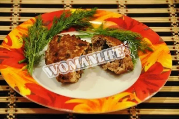 Зрази з курячого фаршу, фаршировані лисичками